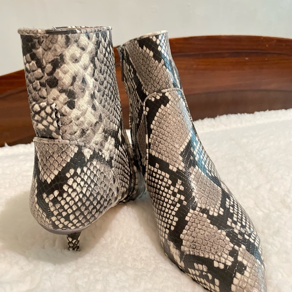 NEW Michael Kors Kadence Kitten Bootie EMB Faux Leather Color Sand Size 10M Box. - Picture 11 of 17